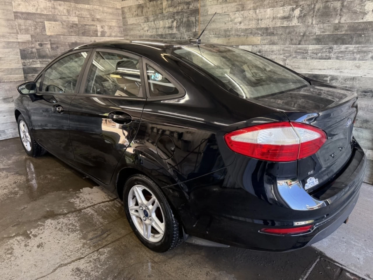 2017 Ford Fiesta SE AUTO BLUTOOTH**APPROUVÉE 99,9%** Image principale