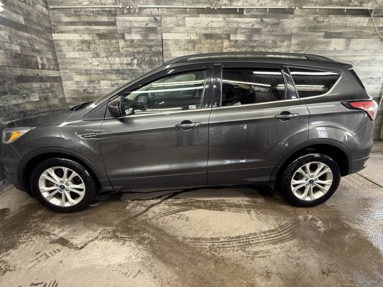 2018 Ford Escape SE AWD CAM DE RECUL **APPROUVÉ À 99.9%** Image principale