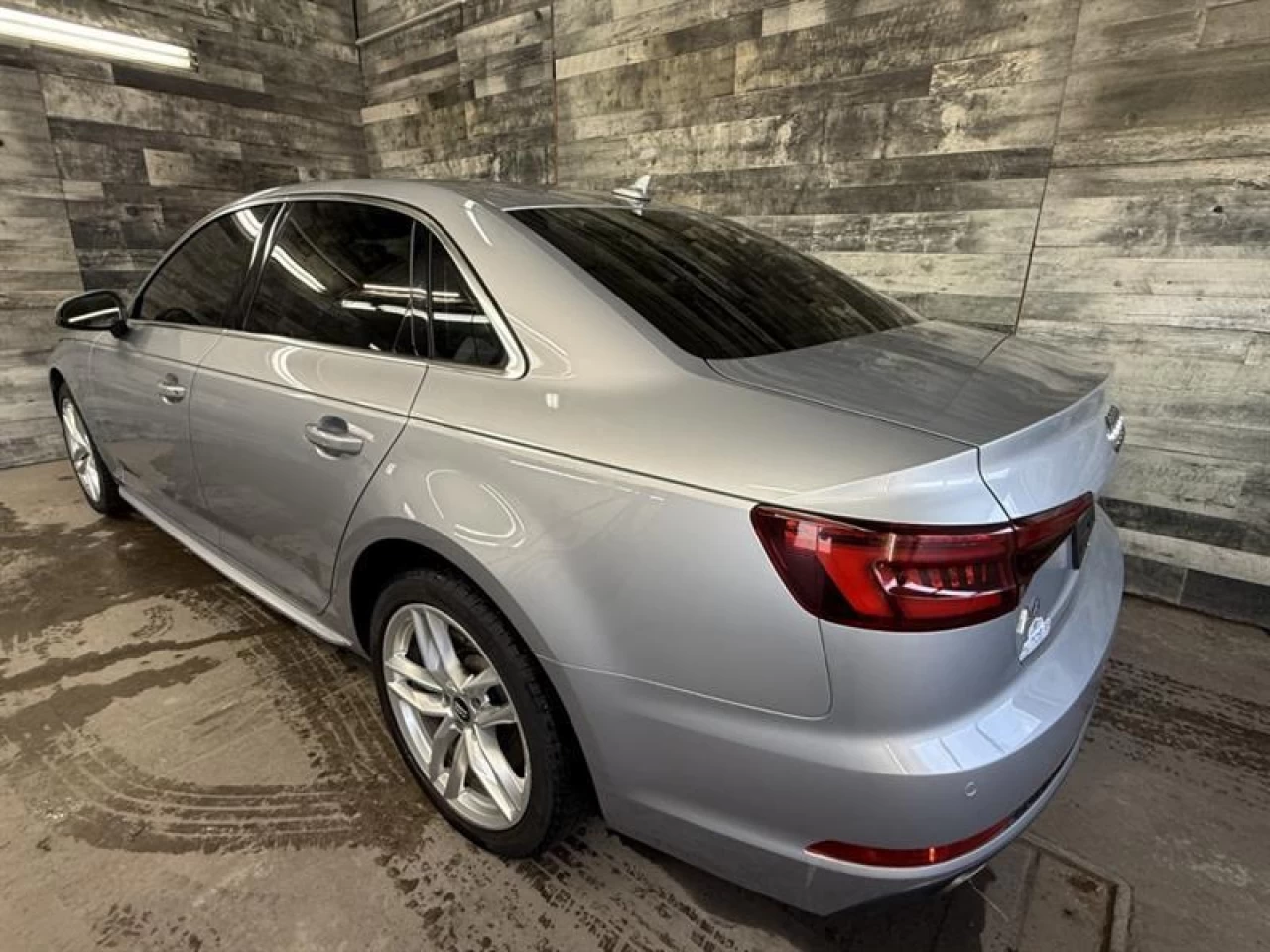 2018 Audi A4 Technik AWD CUIR NAV TOIT **APPROUVÉ À 99.9%** Image principale