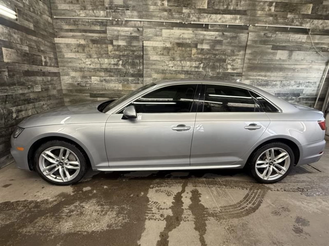 2018 Audi A4 Technik AWD CUIR NAV TOIT **APPROUVÉ À 99.9%** Image principale
