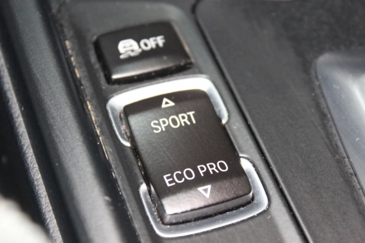 2016 BMW 3 Series 320i xDrive AWD CUIR **APPROUVÉ À 99.9%** Image principale