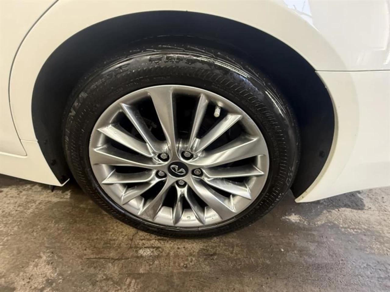 2018 Infiniti Q50 2.0t LUXE AWD CUIR TOIT NAV ** APPROUVÉ À 99.9% ** Image principale
