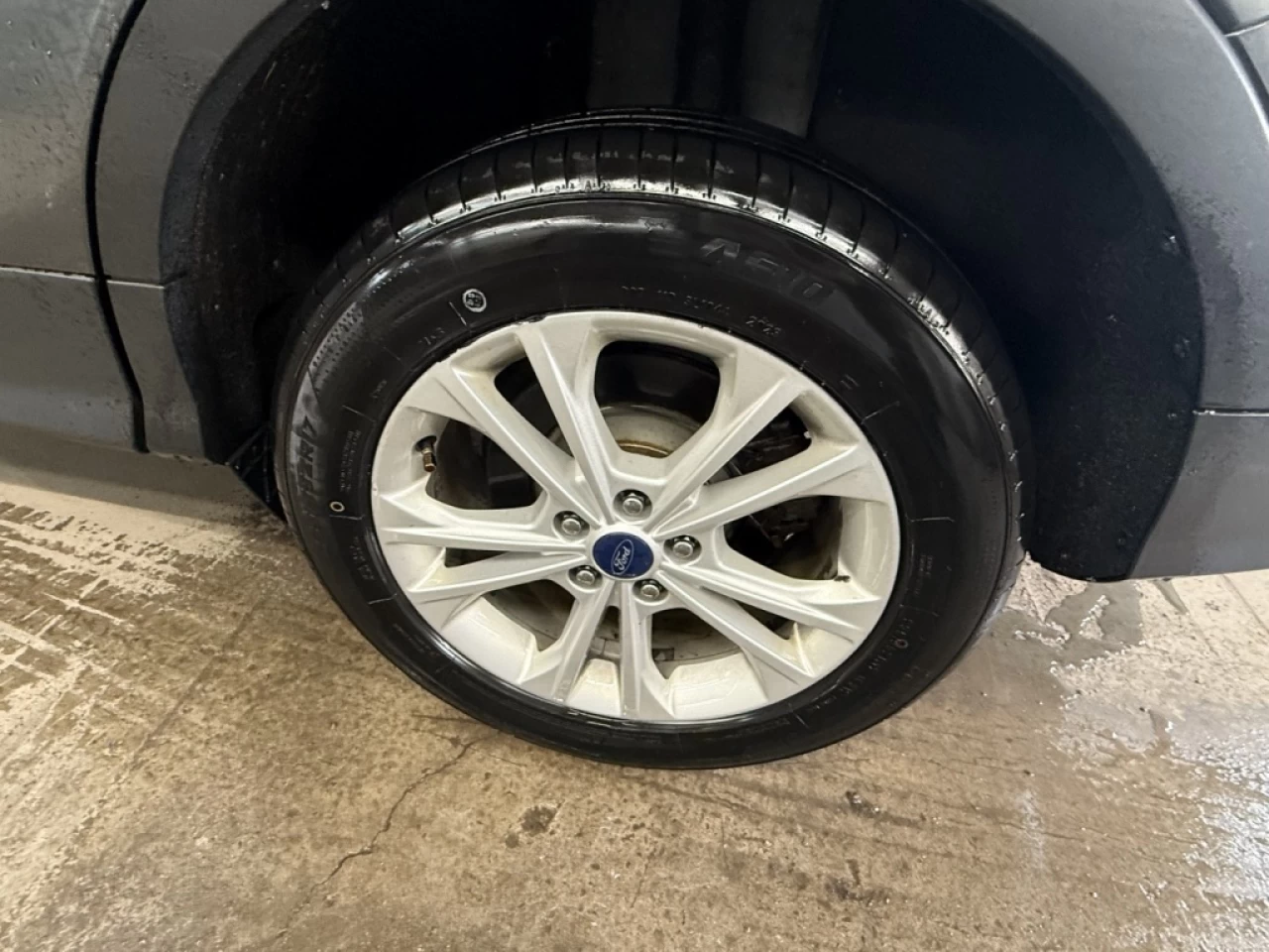 2018 Ford Escape SE AWD CAM DE RECUL **APPROUVÉ À 99.9%** Image principale