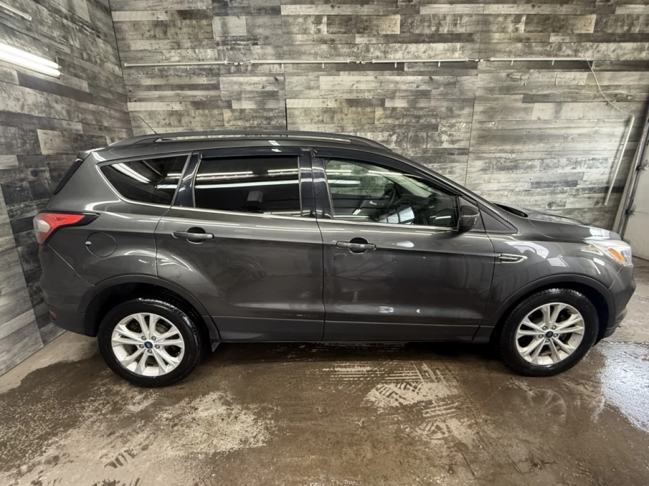 2018 Ford Escape SE AWD CAM DE RECUL **APPROUVÉ À 99.9%** Image principale