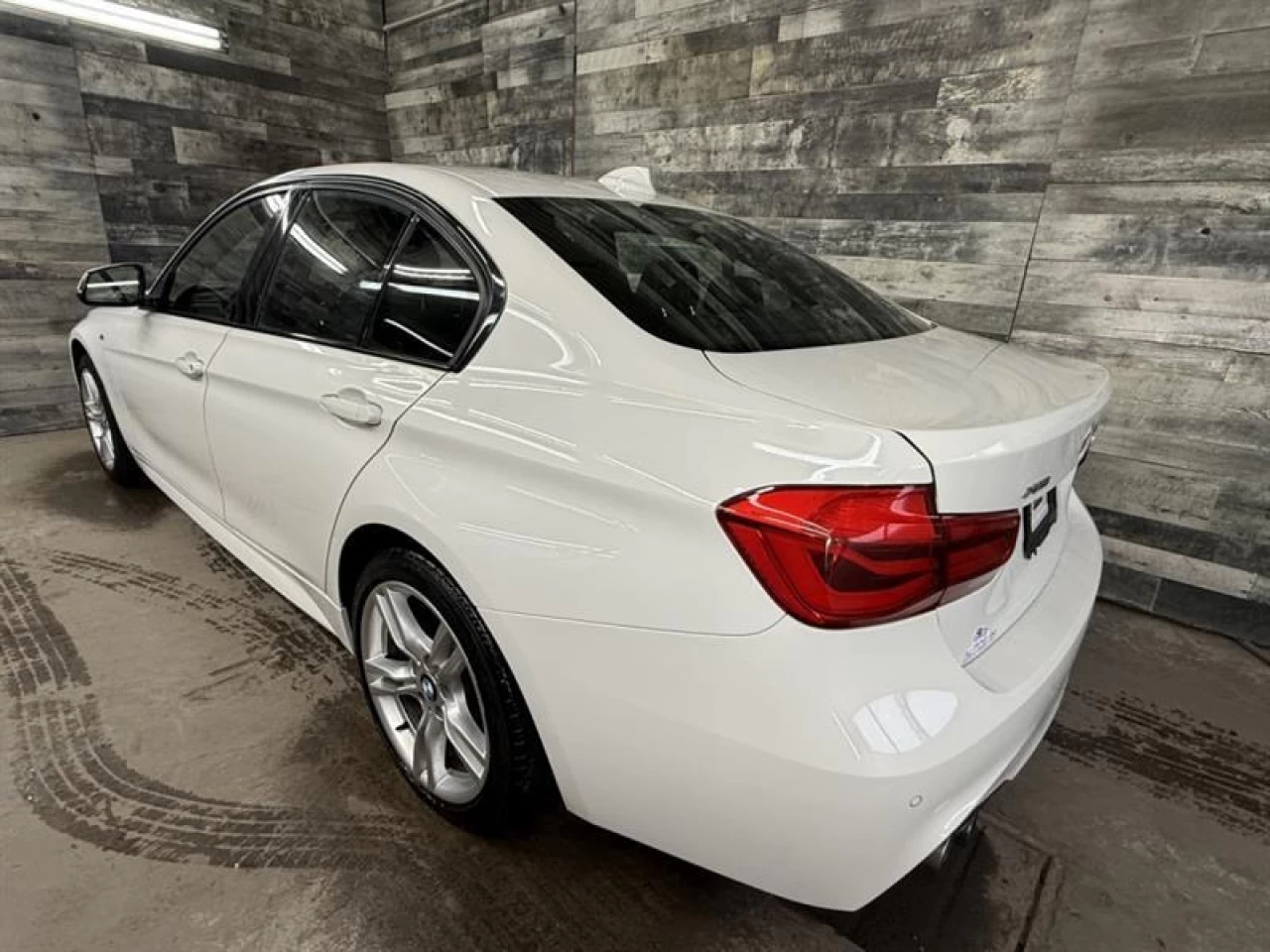 2018 BMW 3 Series 330i xDrive MSPORT CUIR TOIT NAV ** APPROUVÉ À 99. Image principale