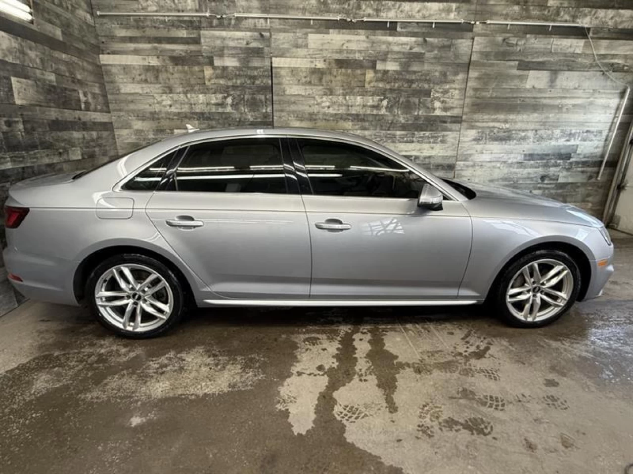 2018 Audi A4 Technik AWD CUIR NAV TOIT **APPROUVÉ À 99.9%** Image principale