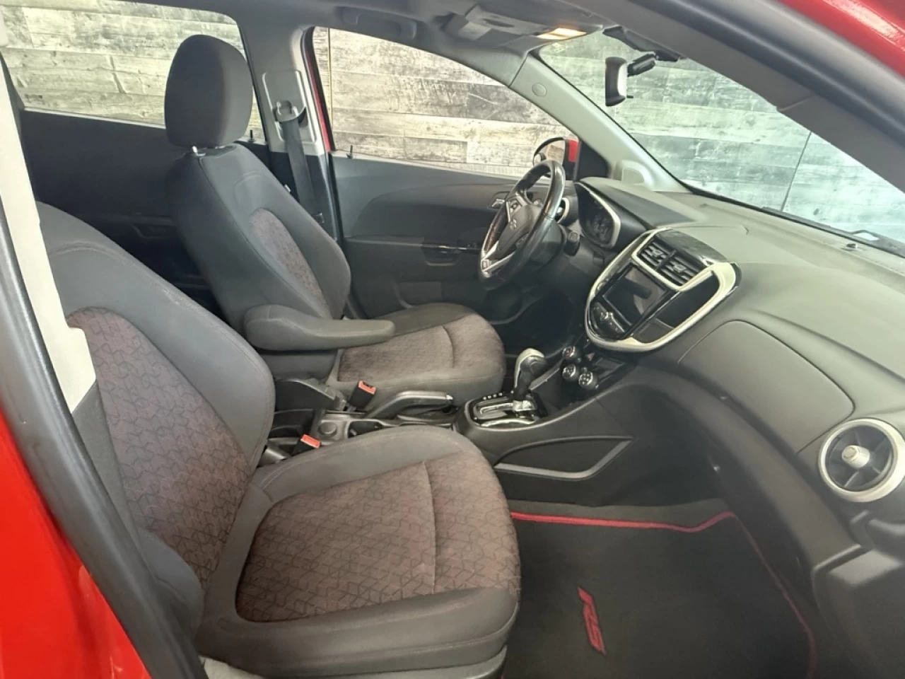 2018 Chevrolet Sonic LT AUTO TOIT CAM DE RECUL **APPROUVÉ À 99.9%** Image principale