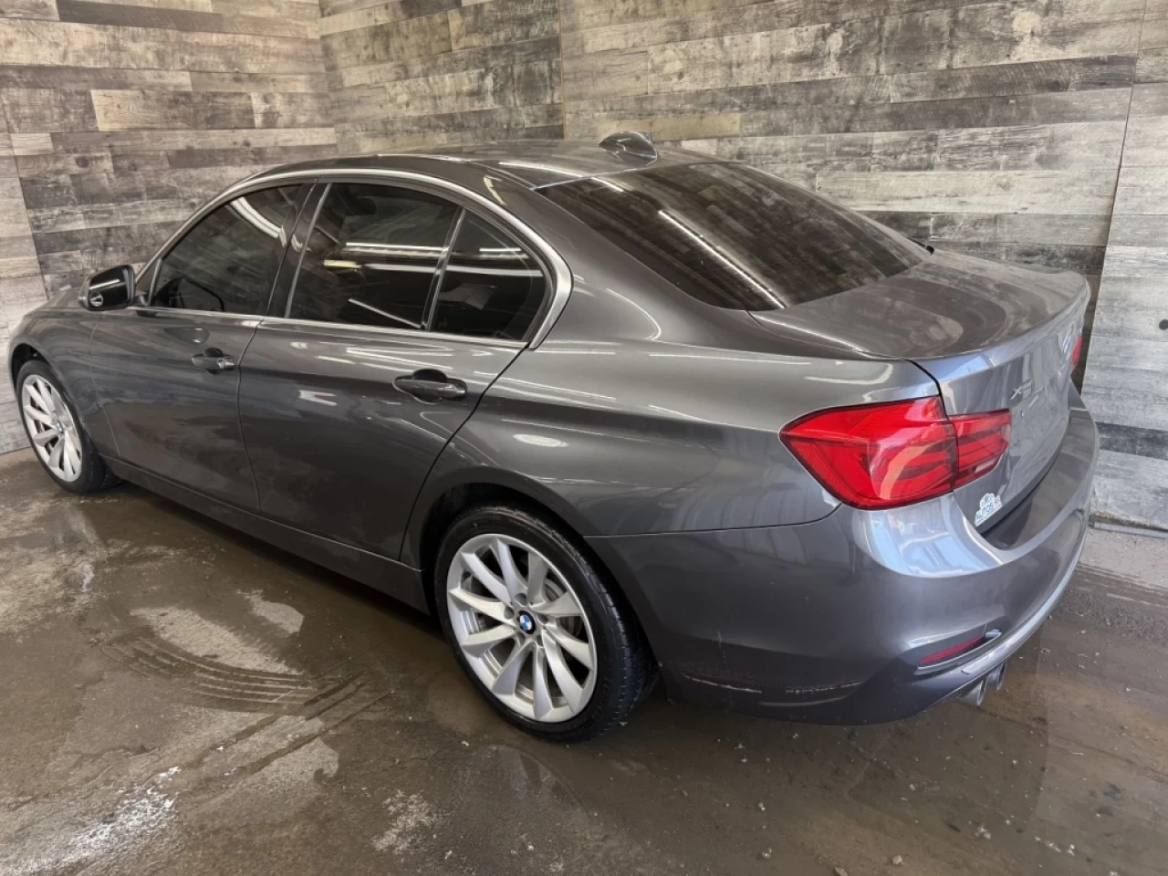 2017 BMW 3 Series 330i xDrive AWD CUIR TOIT NAV **APPROUVÉ 99.9%** Image principale