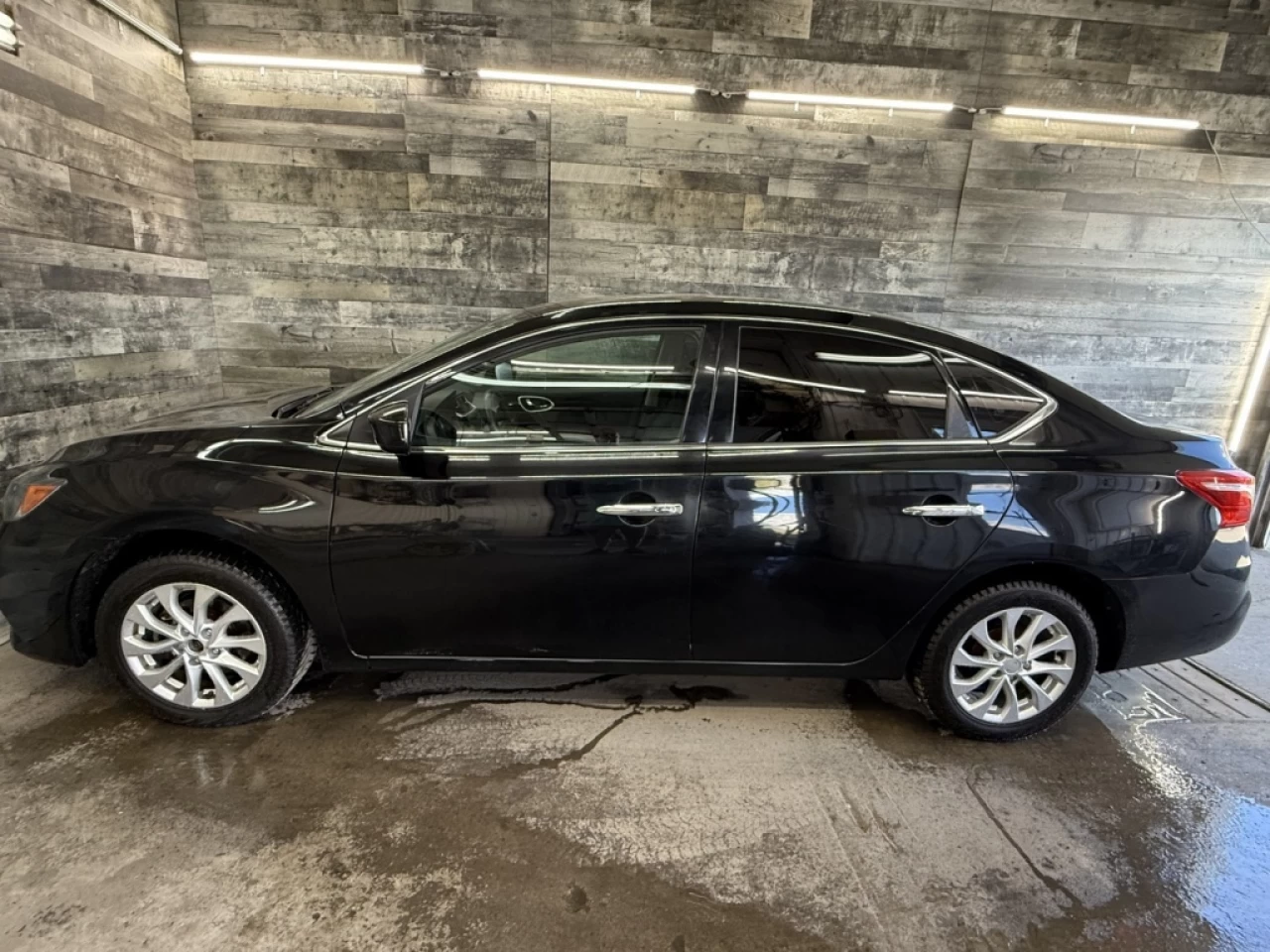 2018 Nissan Sentra SV AUTO TOIT CAM DE RECUL **APPROUVÉ À 99.9%** Image principale