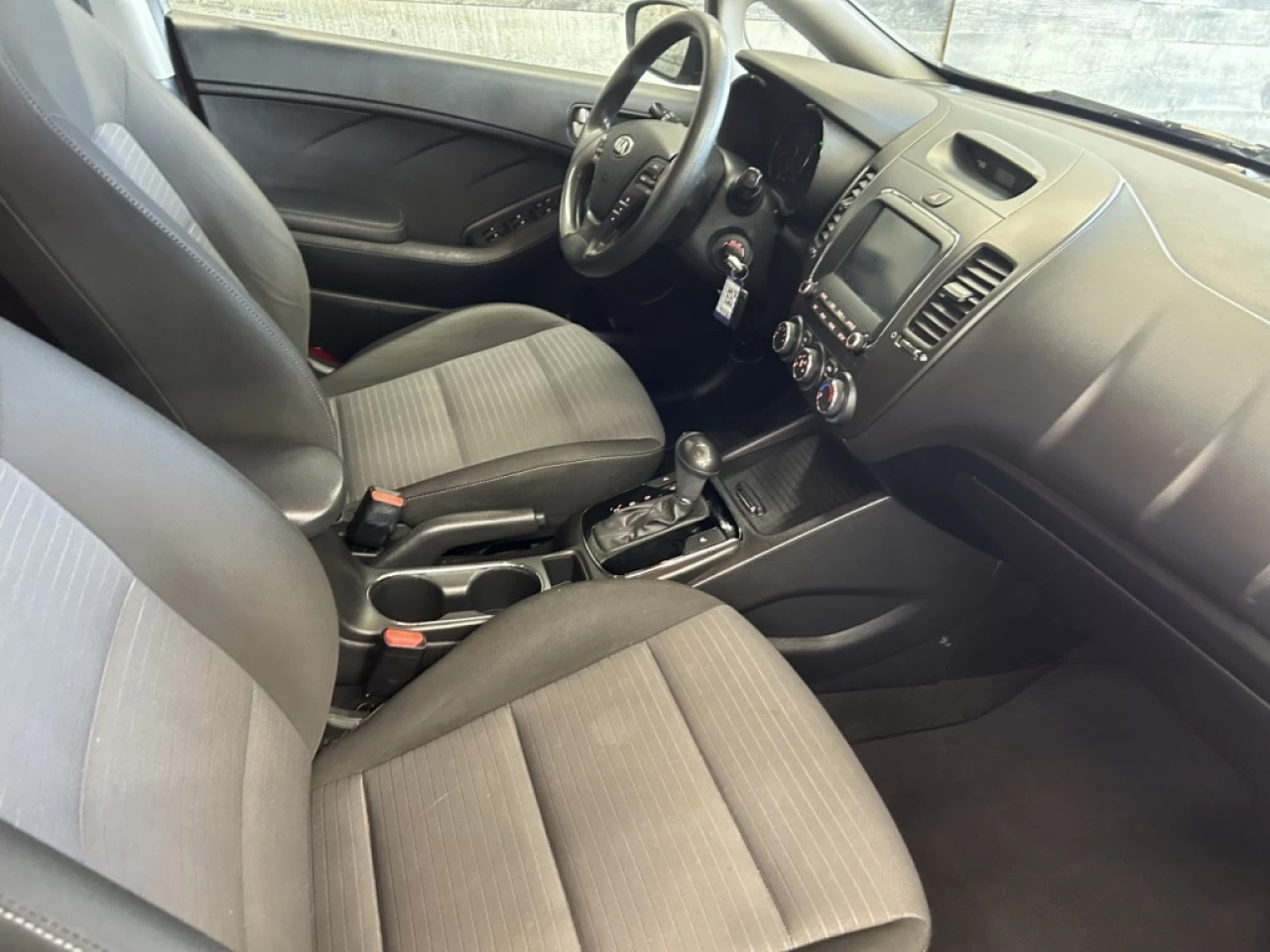 2017 Kia Forte LX+ BLUETOOTH CAM DE RECUL S. CHAUFFANT **APPROUVÉ Image principale