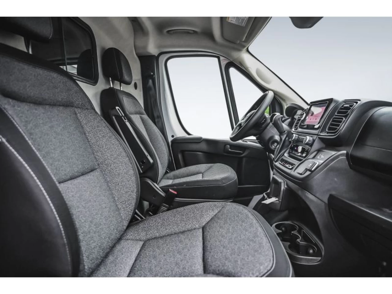 2025 Dodge Ram Tradesman 3500 High Roof Ext 159" WB w/Pass Seat Image principale