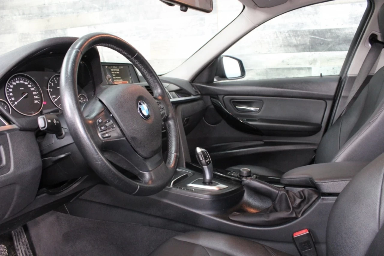 2016 BMW 3 Series 320i xDrive AWD CUIR **APPROUVÉ À 99.9%** Image principale