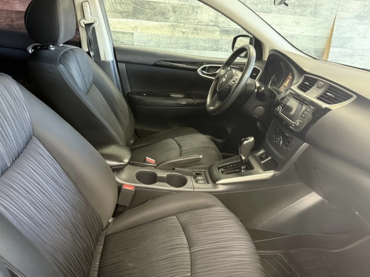 2018 Nissan Sentra SV AUTO TOIT CAM DE RECUL **APPROUVÉ À 99.9%** Image principale