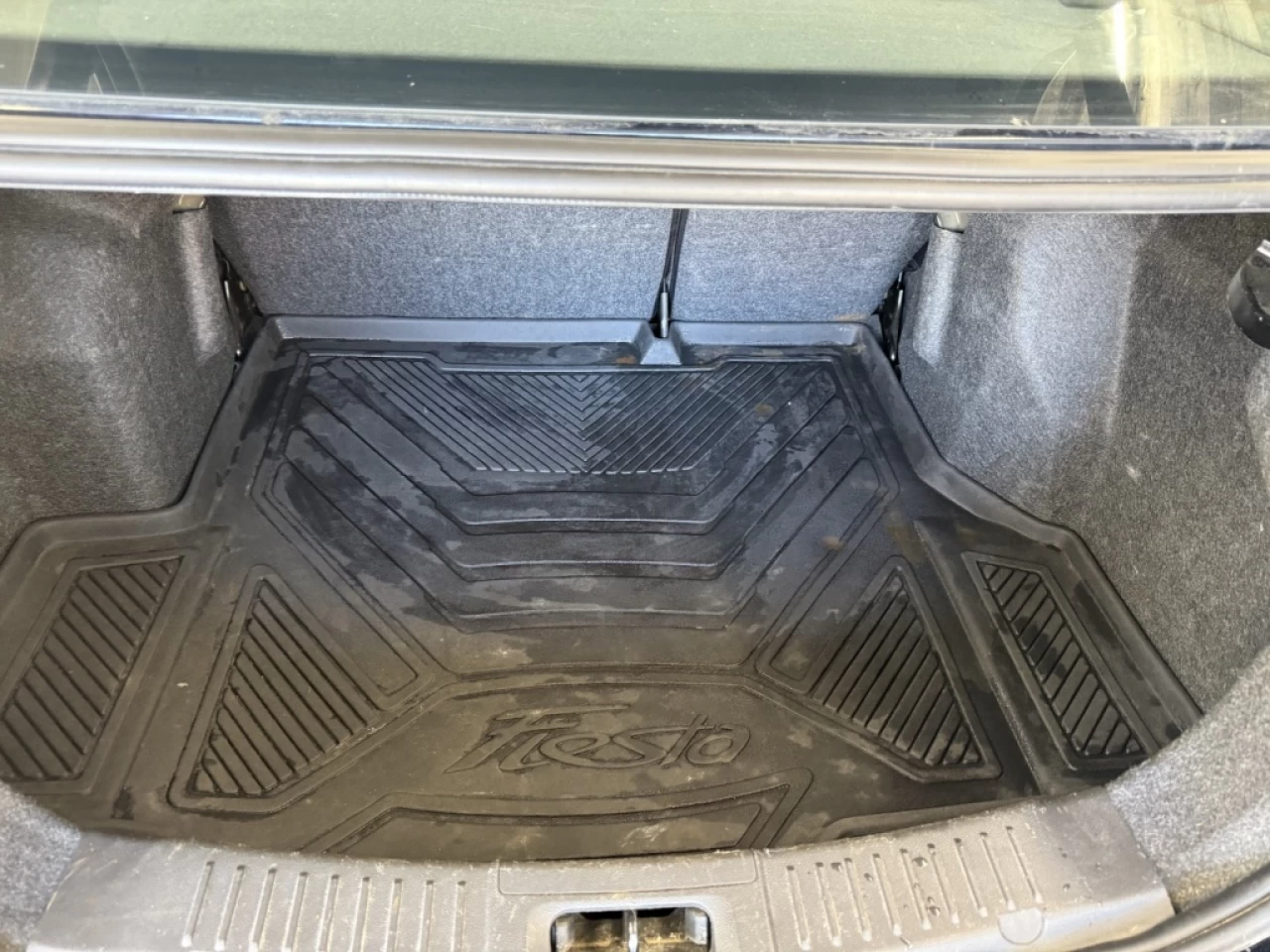 2017 Ford Fiesta SE AUTO BLUTOOTH**APPROUVÉE 99,9%** Image principale