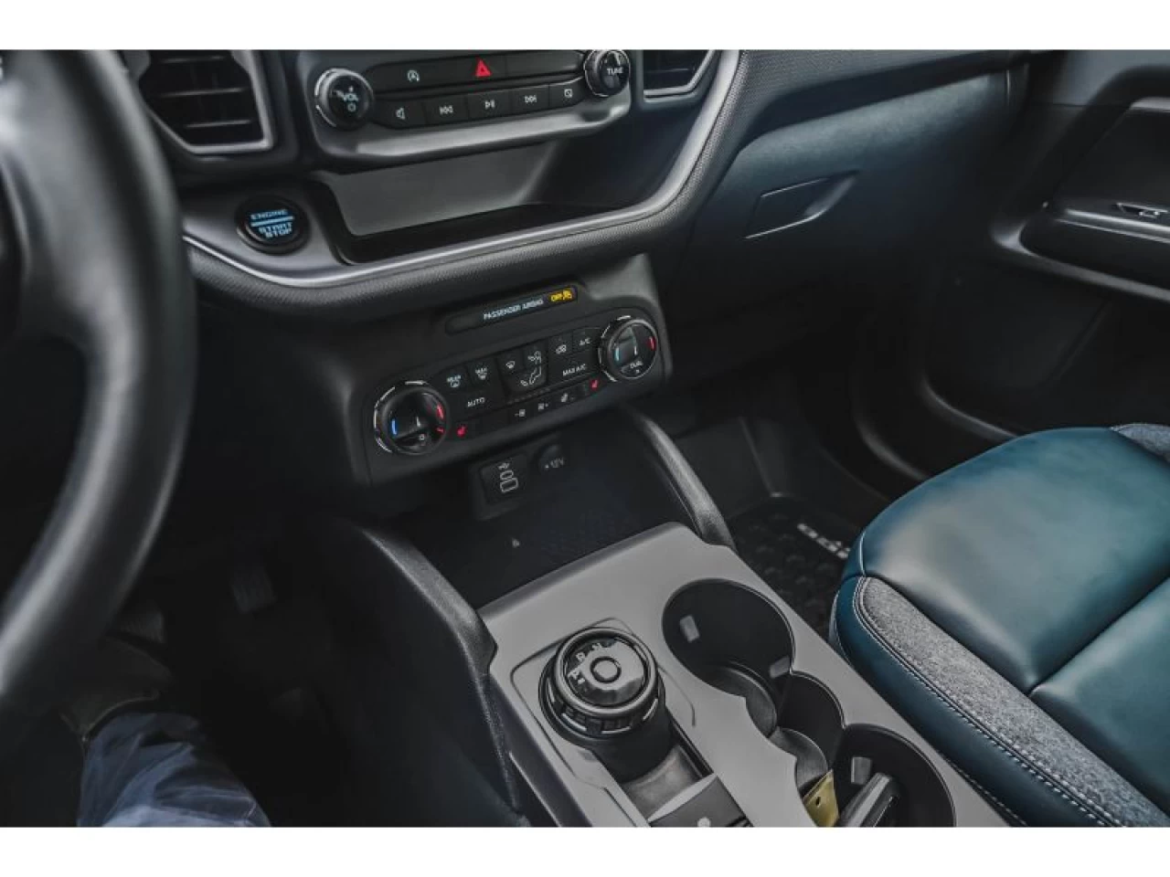 2024 Ford Bronco Outer Banks 4x4 TECH PACKAGE Image principale