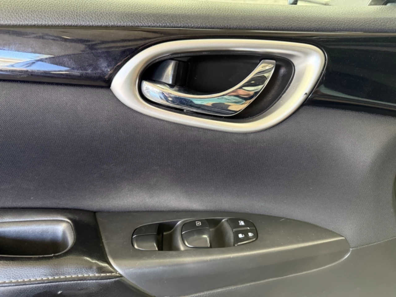 2018 Nissan Sentra SV AUTO TOIT CAM DE RECUL **APPROUVÉ À 99.9%** Image principale