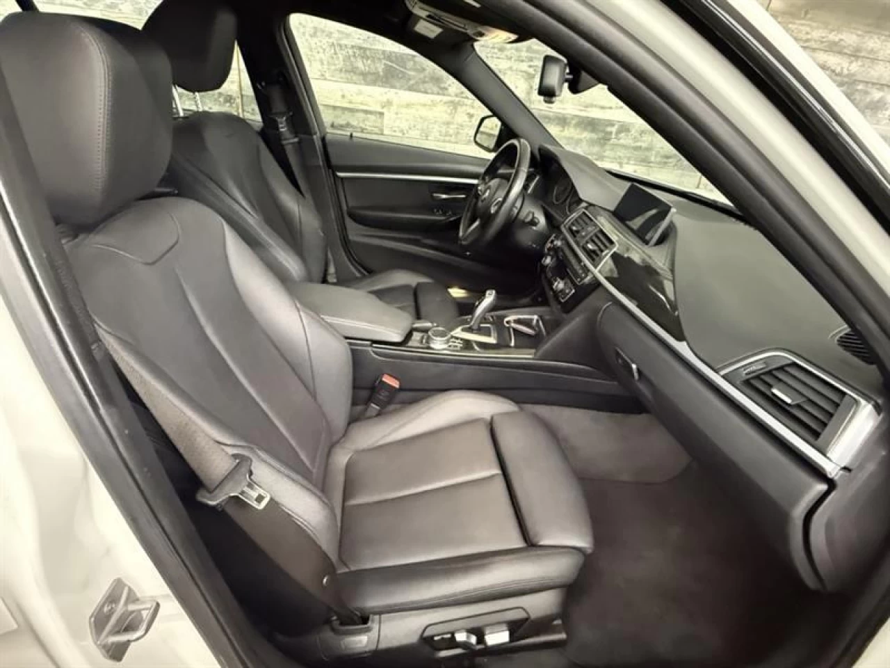 2018 BMW 3 Series 330i xDrive MSPORT CUIR TOIT NAV ** APPROUVÉ À 99. Image principale