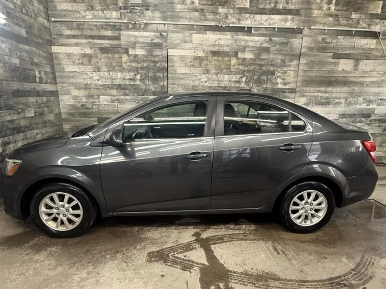 2018 Chevrolet Sonic LT Auto Apple carplay/Android **ApprouvÉ À 99.9%** Image principale