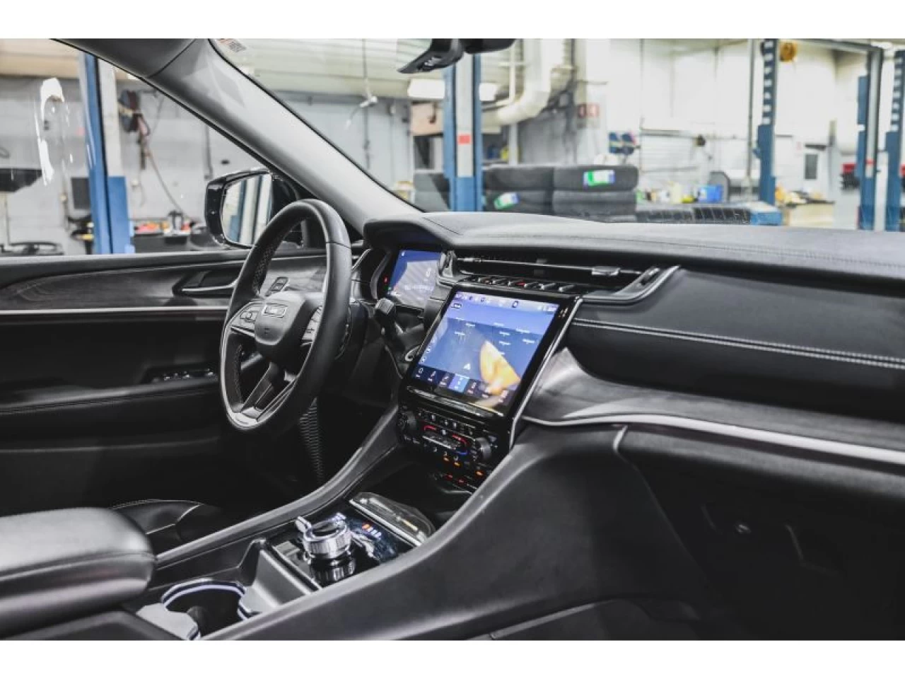 2023 Jeep Grand Cherokee L Limited 4x4 LUXURY TECH GROUP Image principale