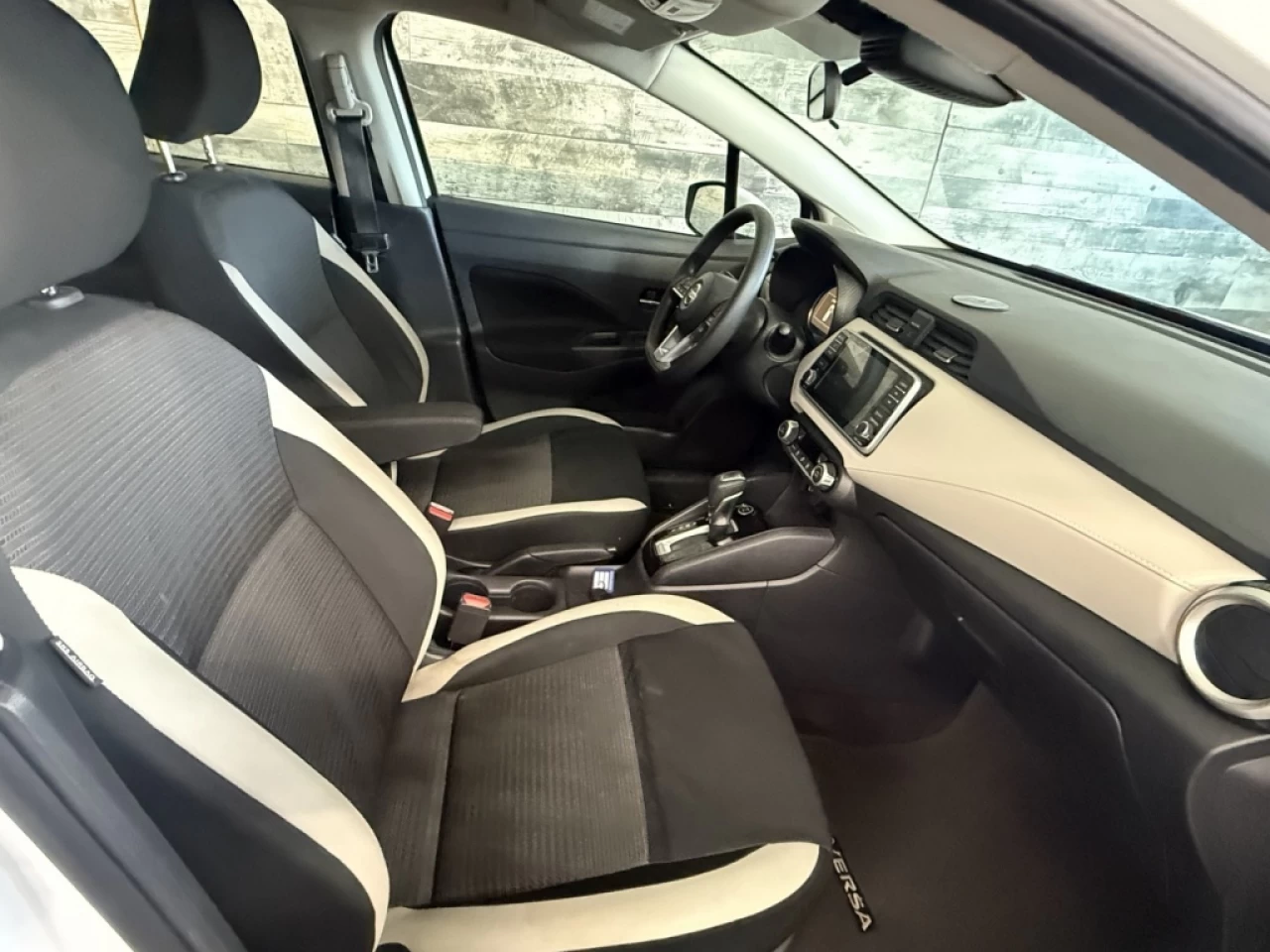 2021 Nissan Versa SV AUTO BLUETOOTH MAGS **APPROUVÉ À 99.9%** Image principale