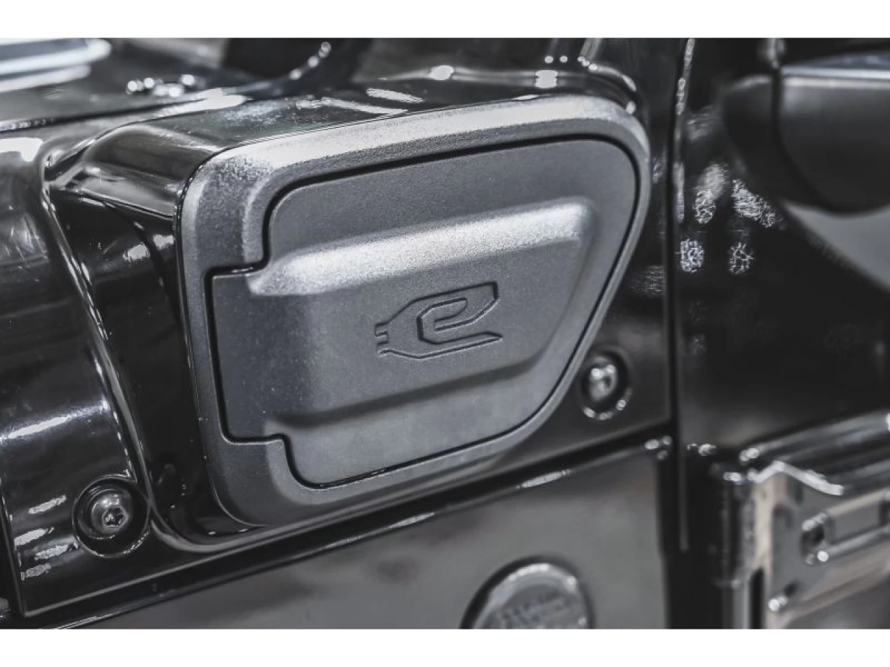 2021 Jeep Wrangler 4xe Unlimited Sahara GROUPE TEMPS FROID Image principale