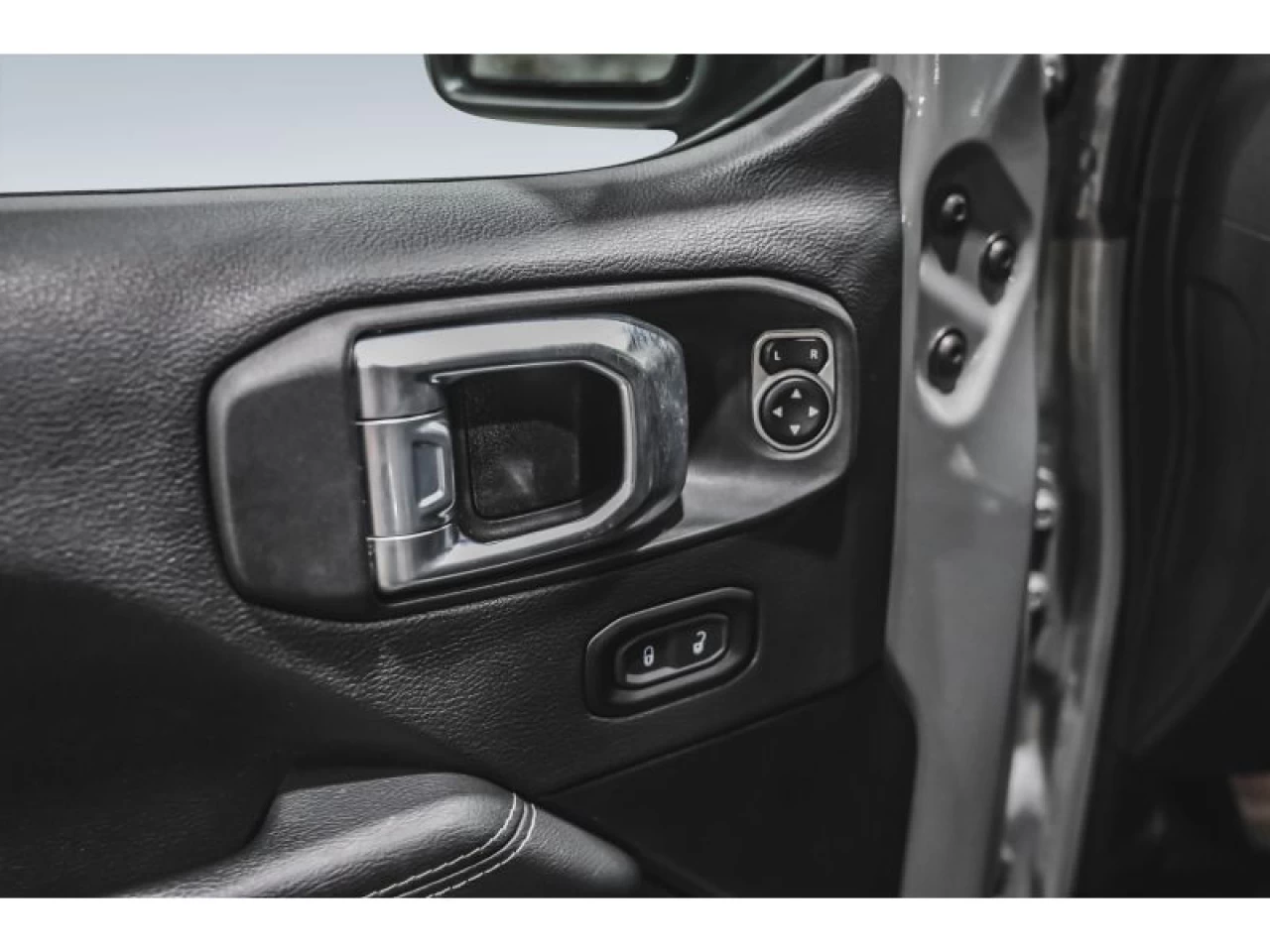2022 Jeep Wrangler 4XE Unlimited Sahara 4x4 Image principale