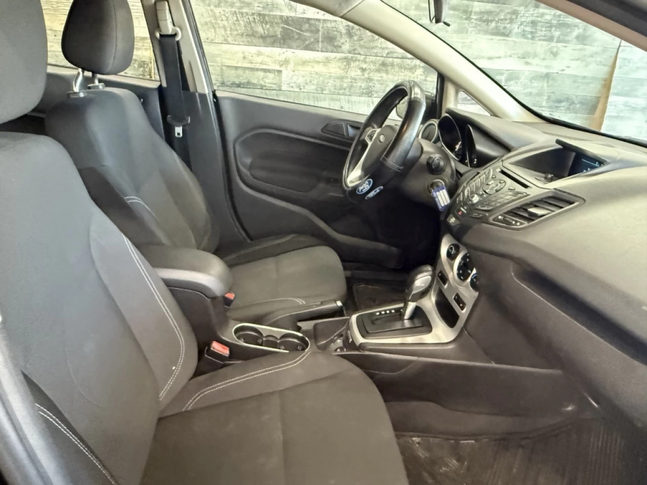 2017 Ford Fiesta SE AUTO BLUTOOTH**APPROUVÉE 99,9%** Image principale