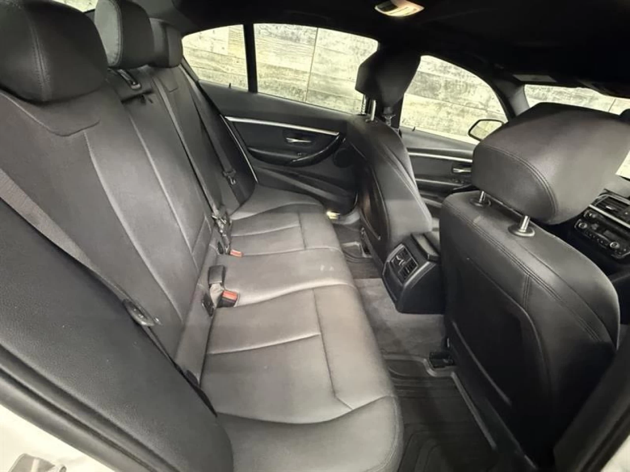 2018 BMW 3 Series 330i xDrive MSPORT CUIR TOIT NAV ** APPROUVÉ À 99. Image principale
