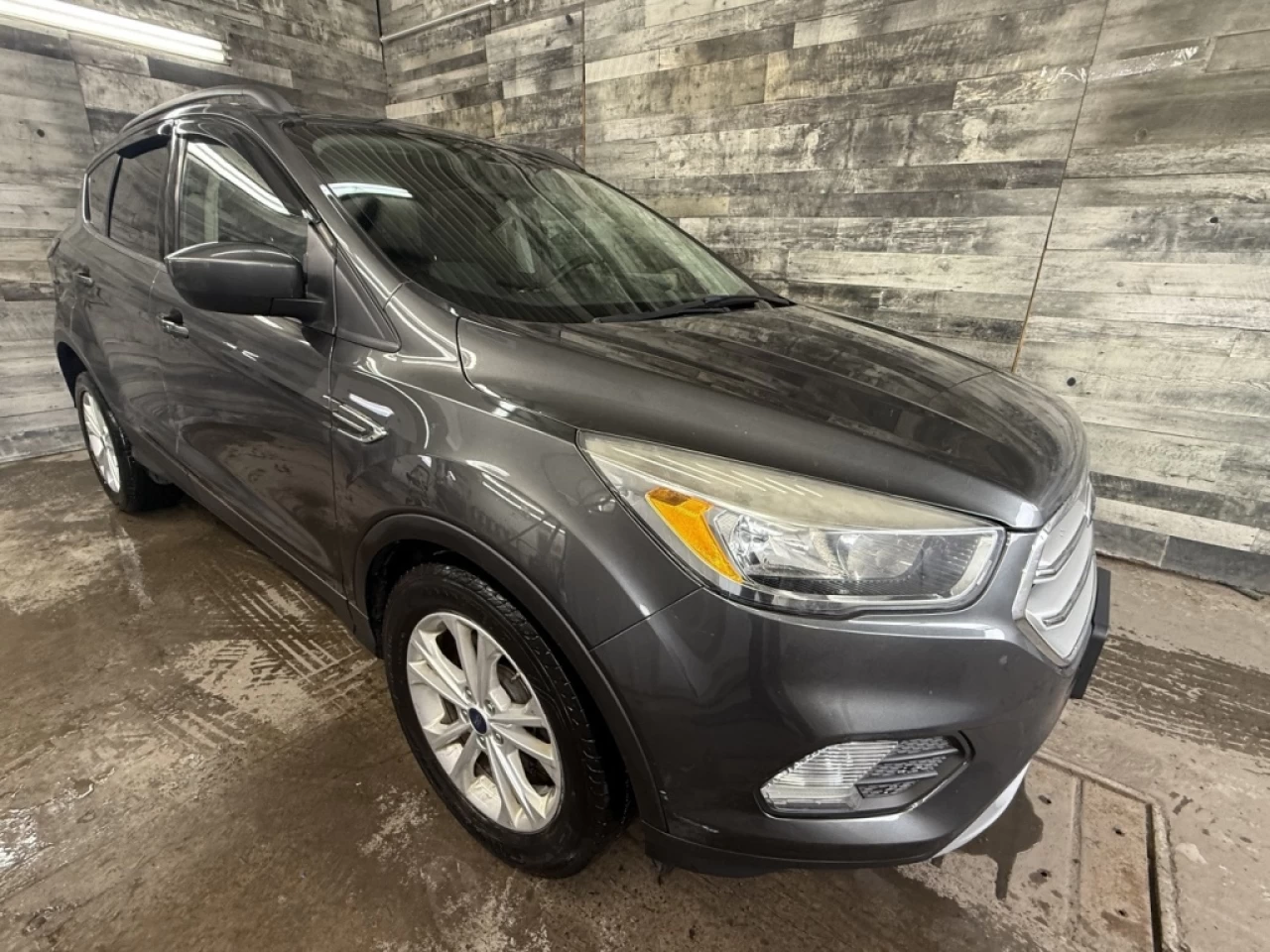 2018 Ford Escape SE AWD CAM DE RECUL **APPROUVÉ À 99.9%** Image principale