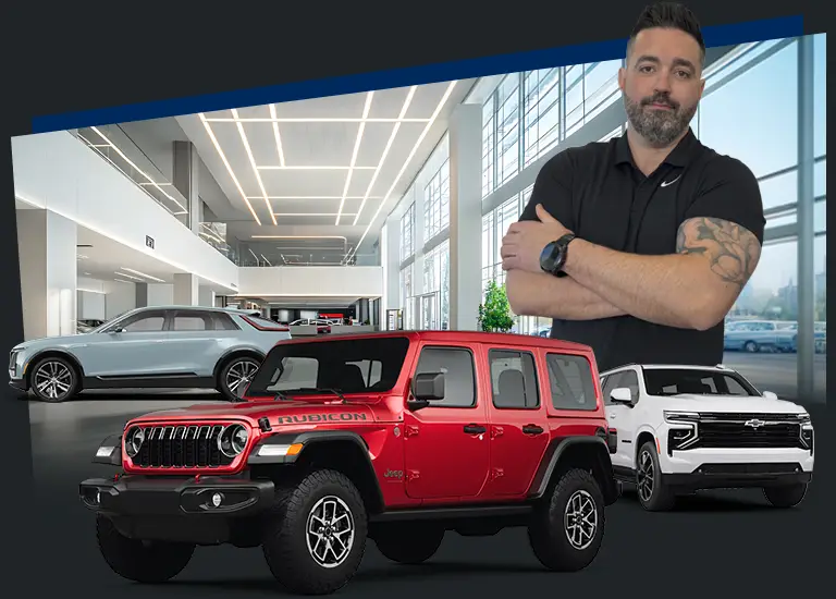 Un conseiller automobile souriant debout devant une sélection de véhicules d'occasion récents, incluant un Jeep Wrangler rouge et un VUS blanc, dans l'ambiance moderne du showroom de Comme9 à Blainville.