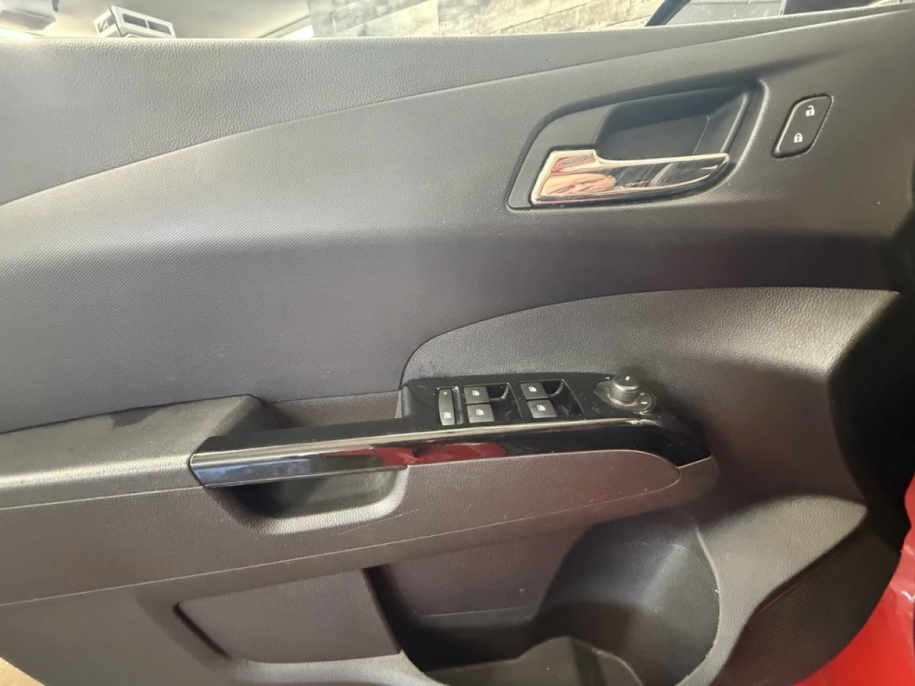 2018 Chevrolet Sonic LT AUTO TOIT CAM DE RECUL **APPROUVÉ À 99.9%** Image principale