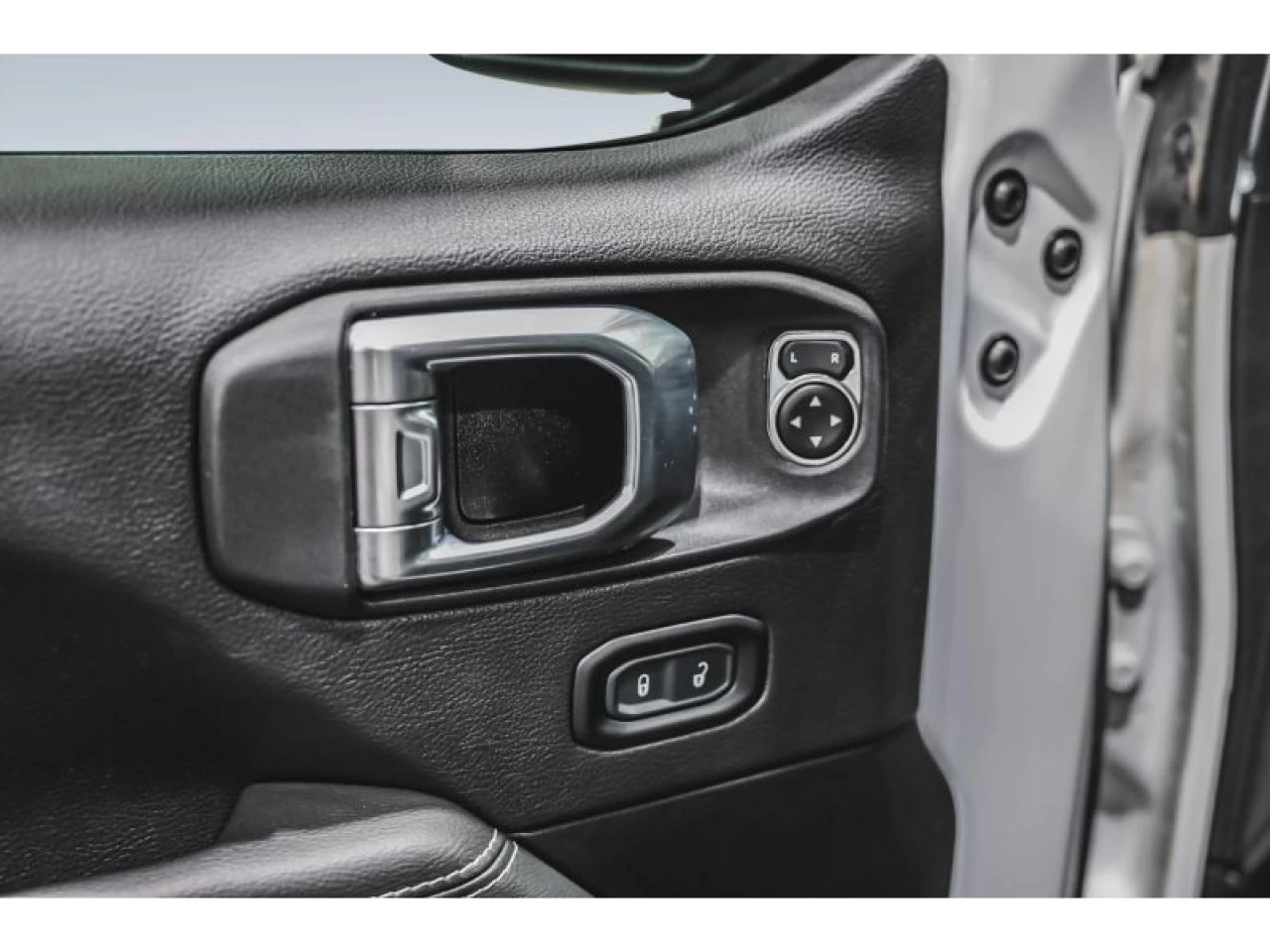2023 Jeep Wrangler Sahara 4 Door 4x4 GROUPE REMORQUAGE Image principale