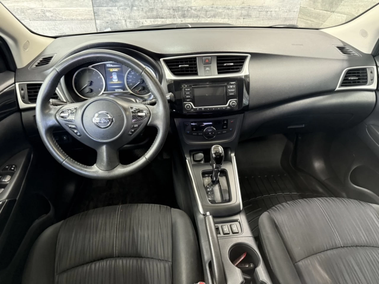 2018 Nissan Sentra SV AUTO TOIT CAM DE RECUL **APPROUVÉ À 99.9%** Main Image