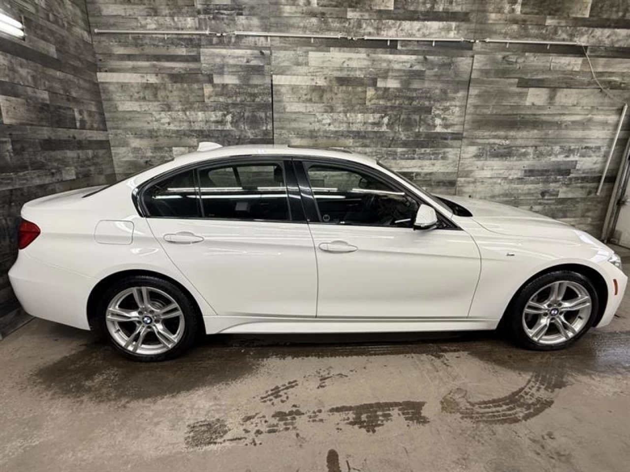 2018 BMW 3 Series 330i xDrive MSPORT CUIR TOIT NAV ** APPROUVÉ À 99. Main Image