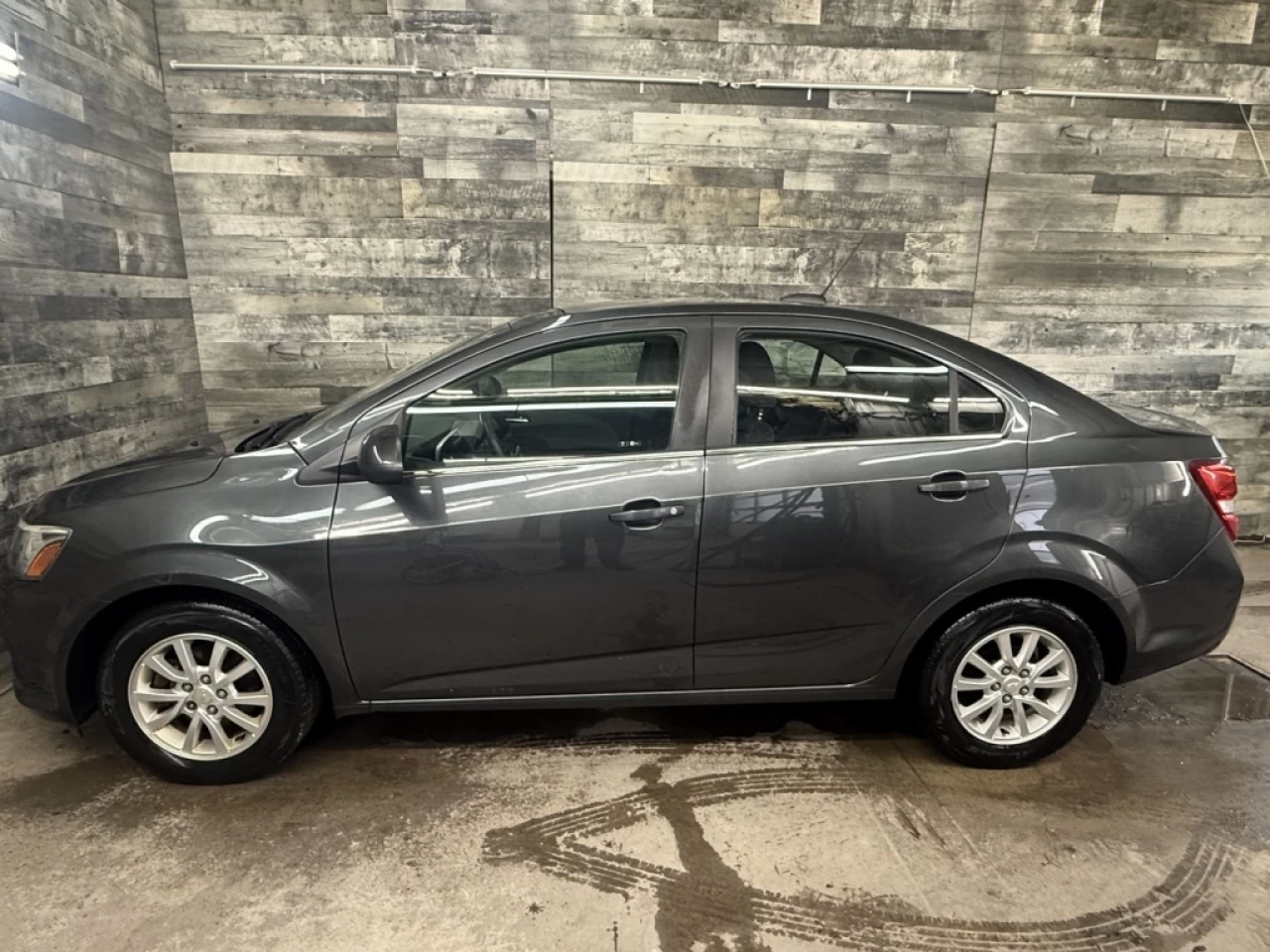 2018 Chevrolet Sonic LT Auto Apple carplay/Android **ApprouvÉ À 99.9%** Main Image