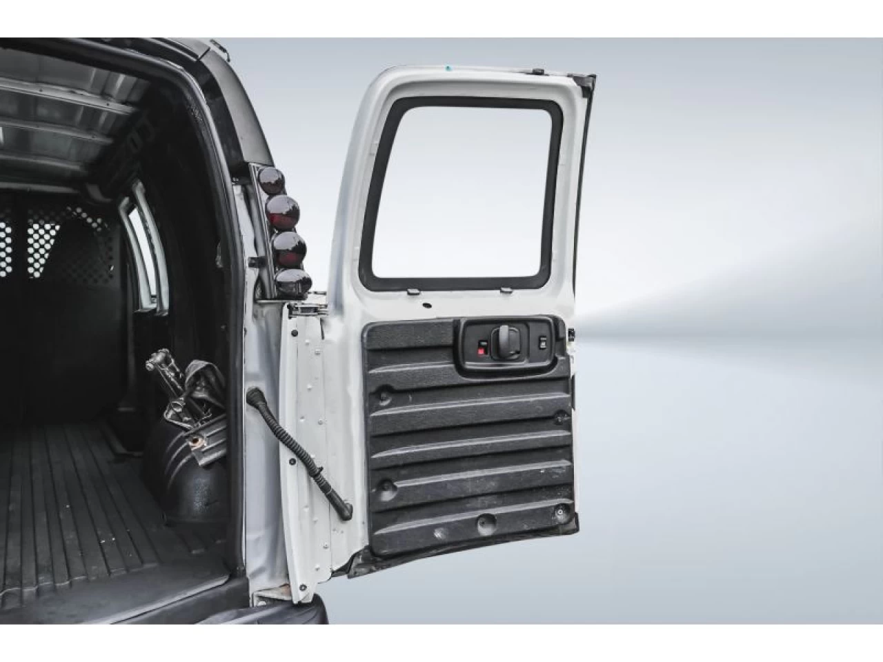 2017 GMC Savana RWD 2500 135" Image principale