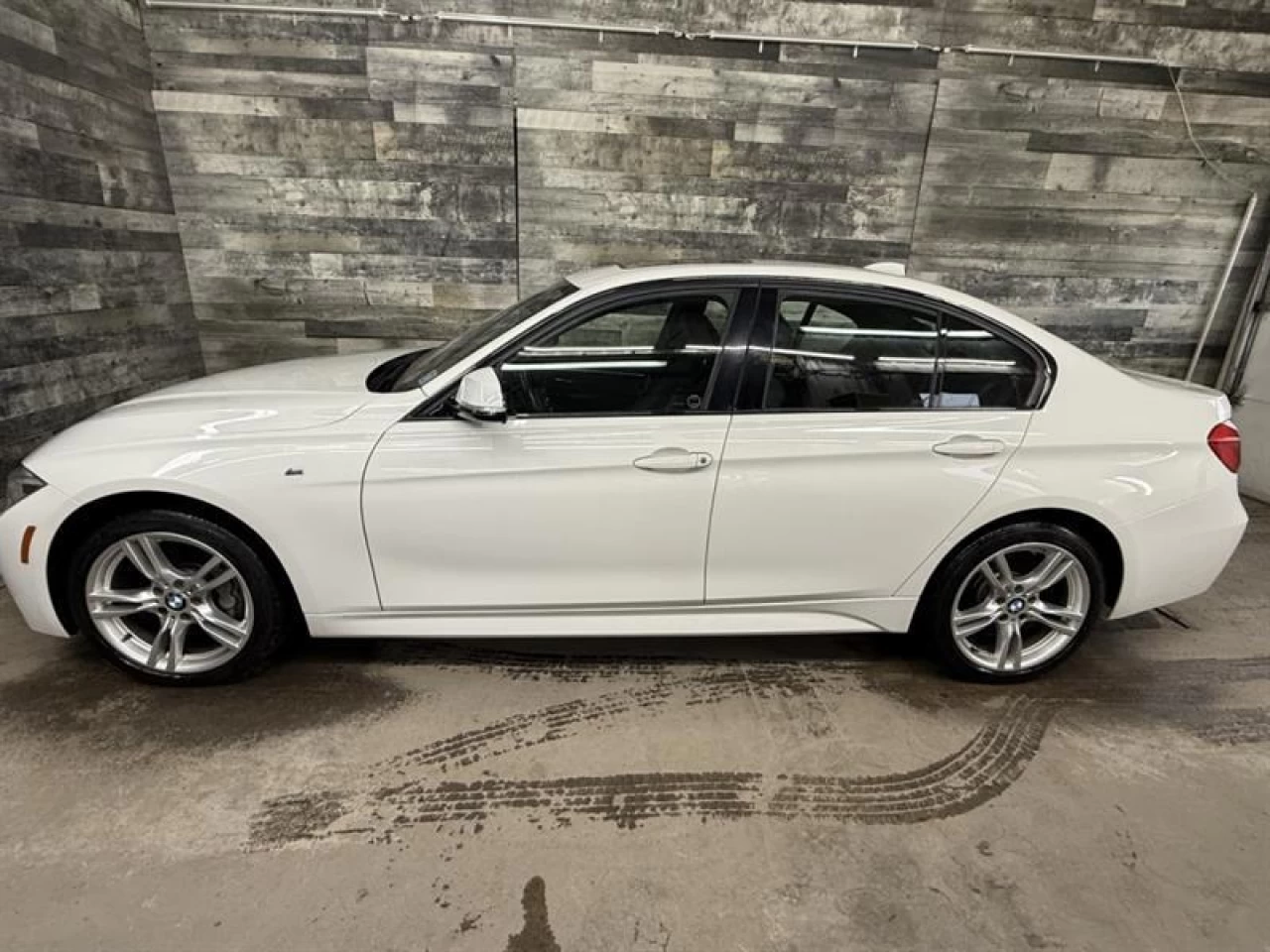 2018 BMW 3 Series 330i xDrive MSPORT CUIR TOIT NAV ** APPROUVÉ À 99. Main Image