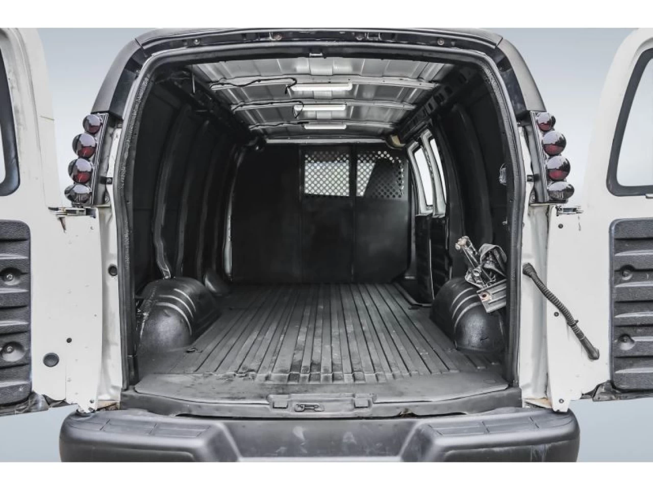 2017 GMC Savana RWD 2500 135" Image principale