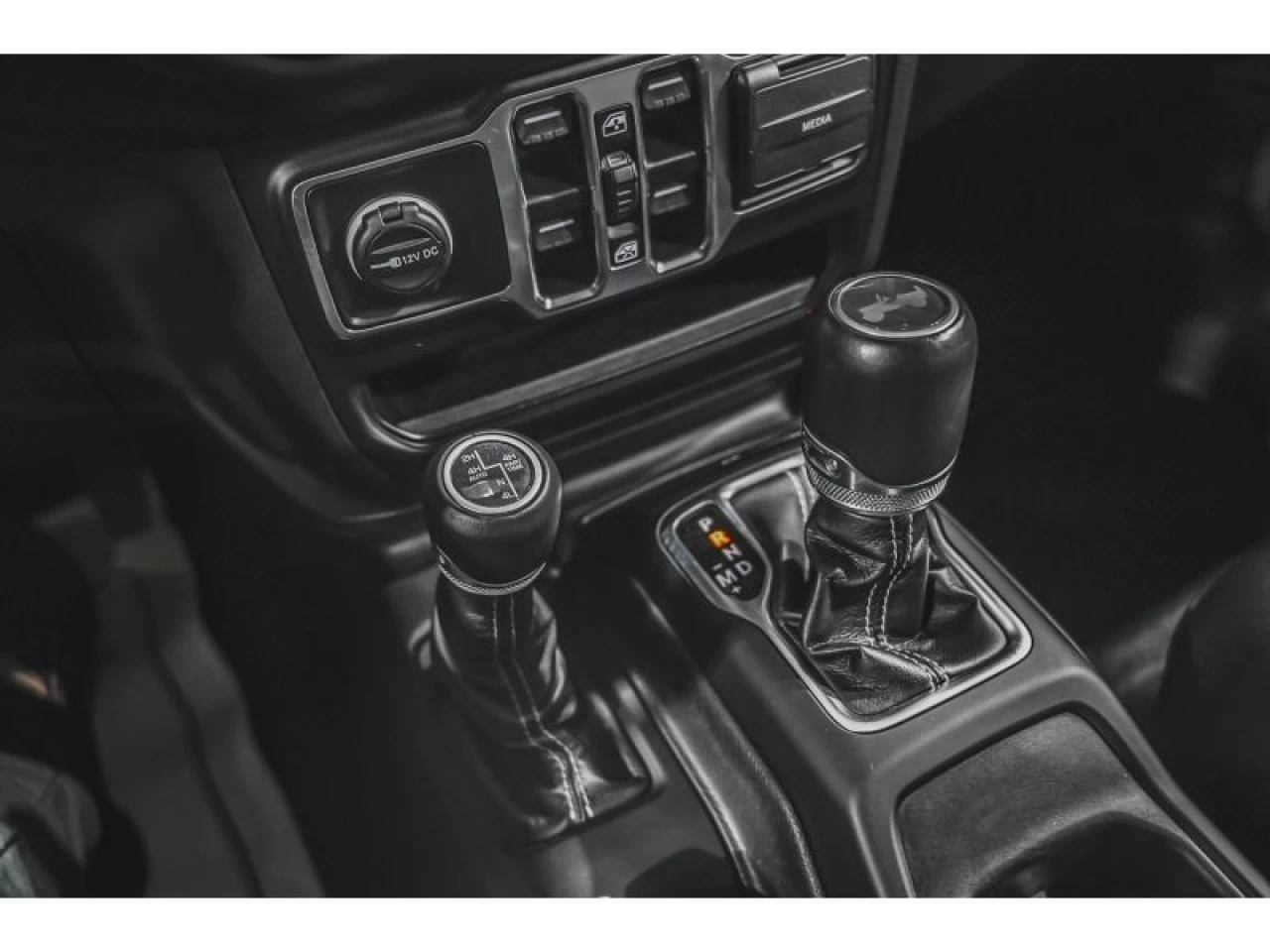 2022 Jeep Wrangler 4XE Unlimited Sahara 4x4 CUIR 2 TOITS Image principale