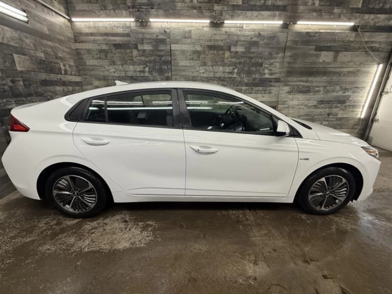 2020 Hyundai Ioniq hybride rechargeable PrivilÉgiÉ HYBRIDE APPLE CAR PLAY NAV **APPROUVÉE Image principale