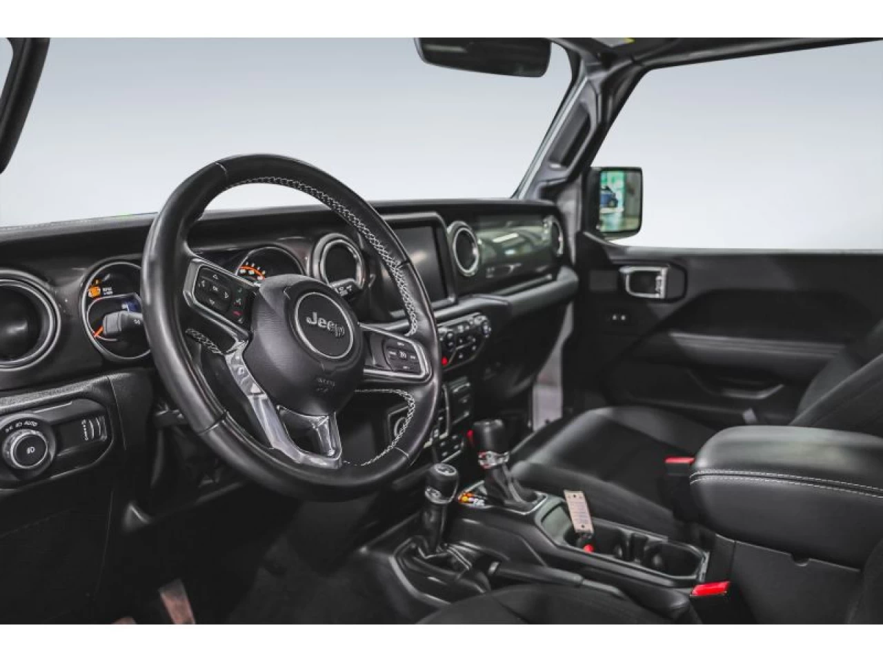 2023 Jeep Wrangler Sahara 4 Door 4x4 GROUPE REMORQUAGE Image principale
