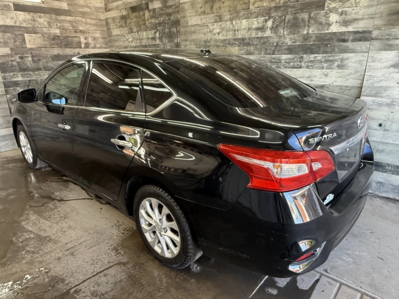 2018 Nissan Sentra SV AUTO TOIT CAM DE RECUL **APPROUVÉ À 99.9%** Main Image