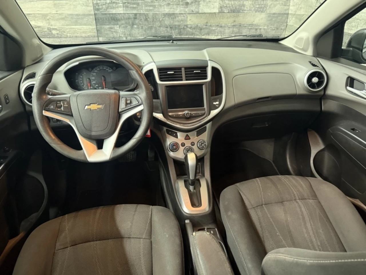 2018 Chevrolet Sonic LT Auto Apple carplay/Android **ApprouvÉ À 99.9%** Main Image