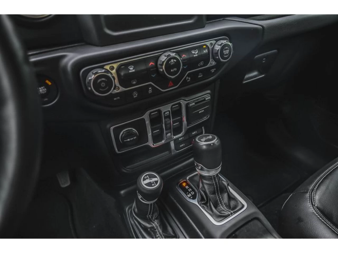 2021 Jeep Wrangler Unlimited Sahara CUIR 2 TOITS SYSTEME ALPINE Image principale