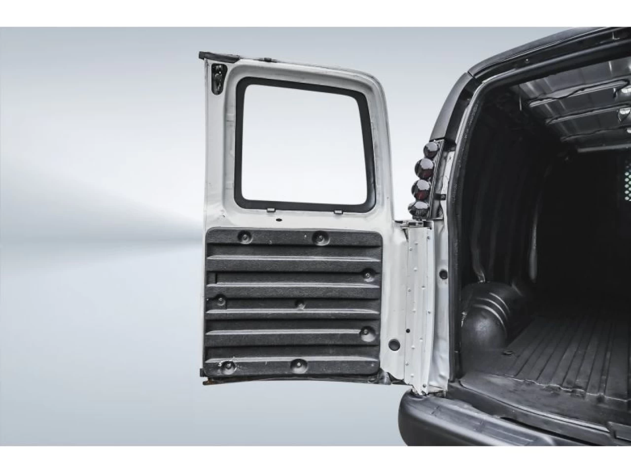 2017 GMC Savana RWD 2500 135" Image principale