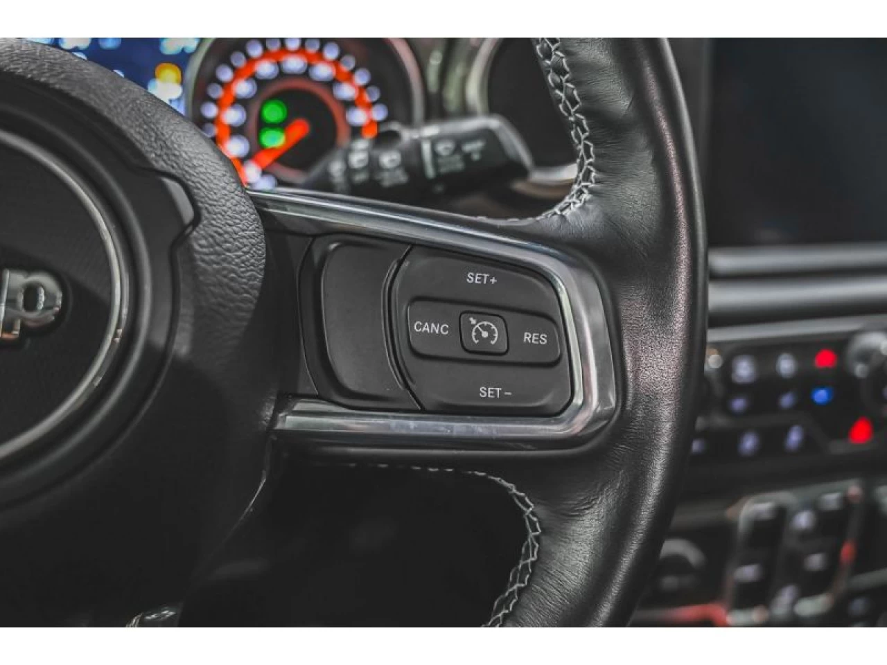 2023 Jeep Wrangler Sahara 4 Door 4x4 GROUPE REMORQUAGE Image principale