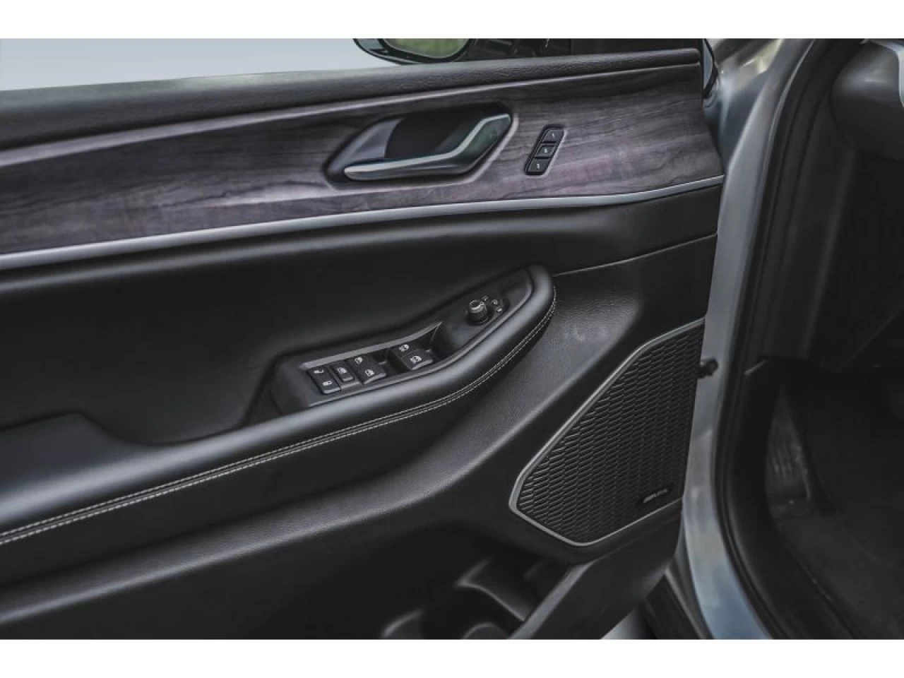 2022 Jeep Grand Cherokee 4xe 4x4 LUXURY REAR SEAT VIDEO PASSENGER SCREEN Image principale