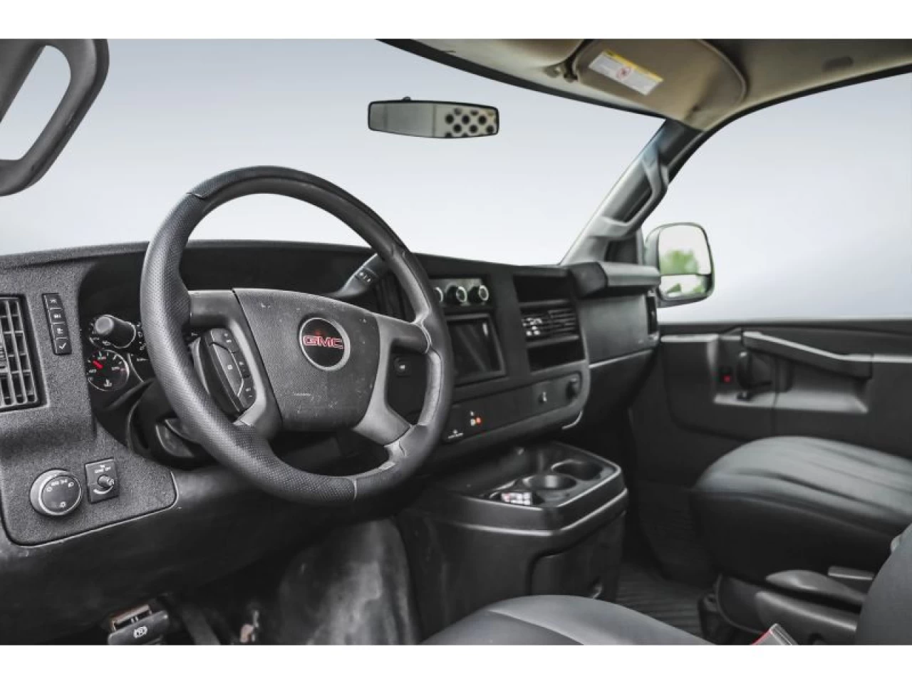 2017 GMC Savana RWD 2500 135" Image principale