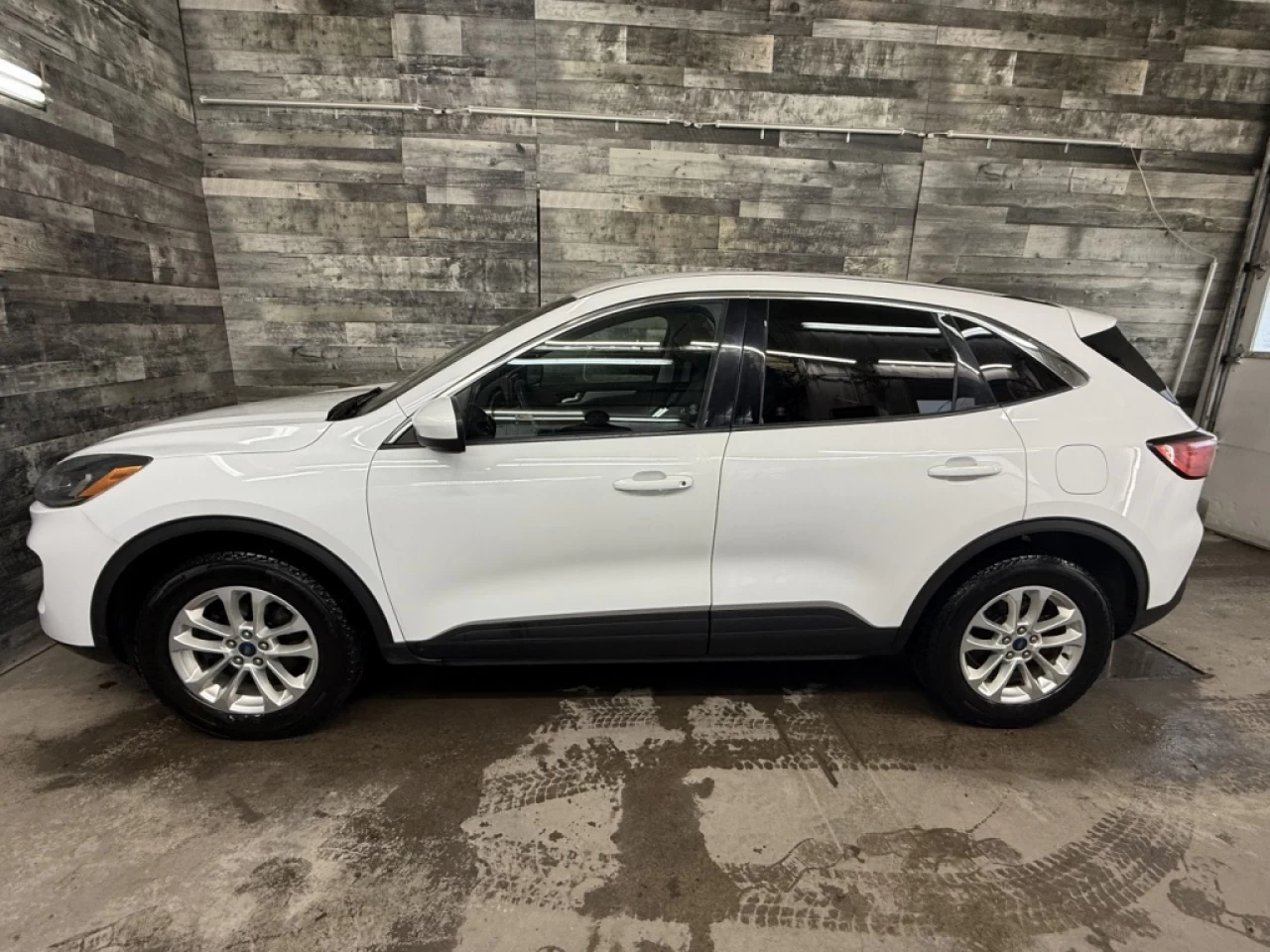 2021 Ford Escape SE AWD CAM DE RECUL ** APPROUVÉ À 99.9%** Image principale