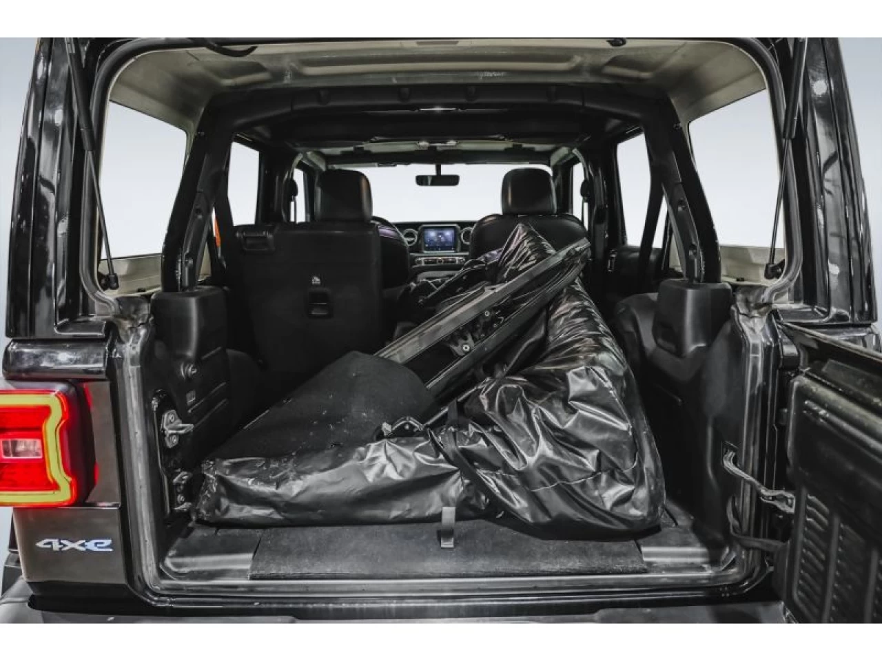 2022 Jeep Wrangler 4XE Unlimited Sahara 4x4 CUIR 2 TOITS Image principale